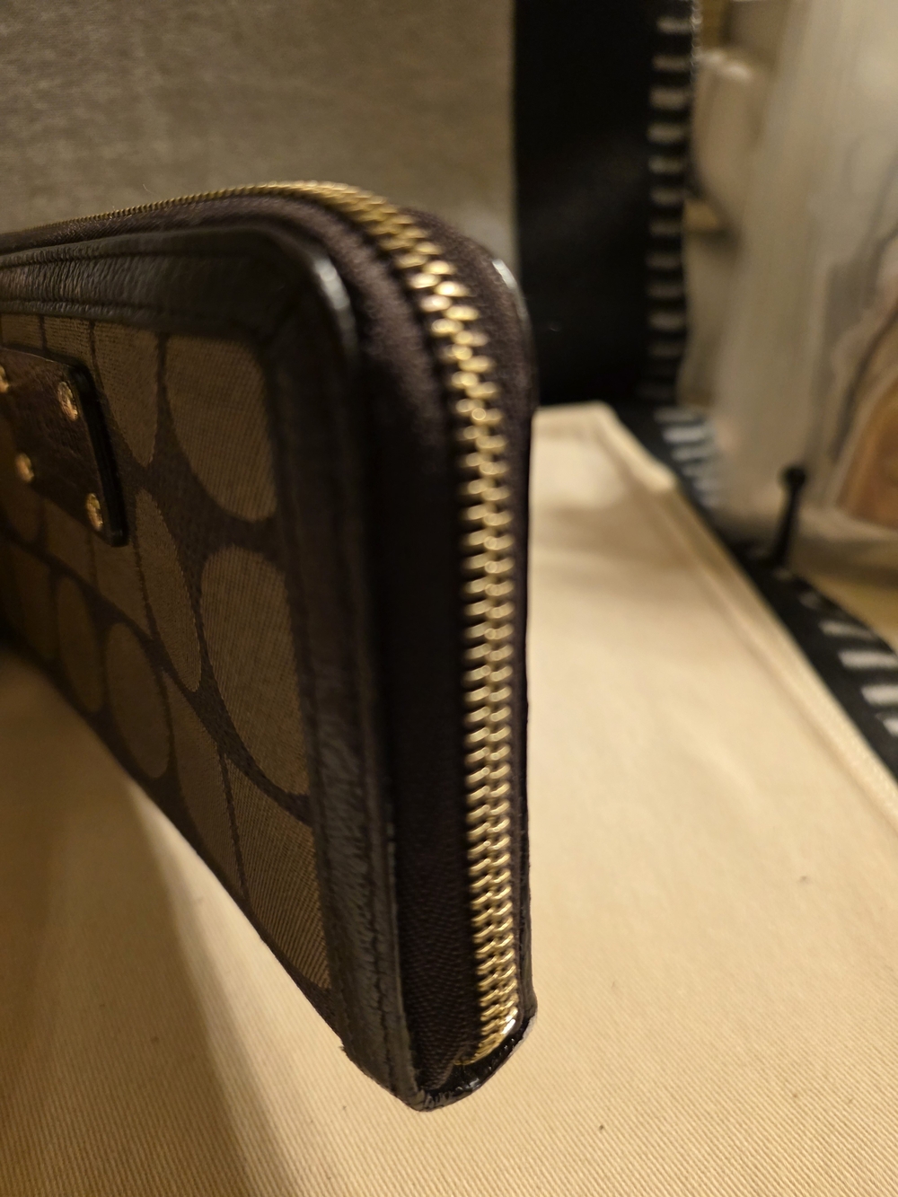 kate spade Geometric Logo-Pattern Zip Wallet - Picture 5 of 9